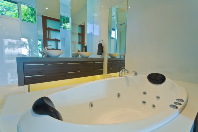 bathroom, bath, bathtub, vanity, ensuite, new age veneers, caesarstone, mirror, luxury, minka joinery